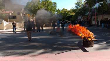 Los trabajadores del EPAS cortaron la calle en Belgrano y Santiago del Estero. (Gentileza).-