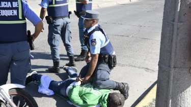 Este fue el momento en el que se generó la mayor tensión entre ATE y la policía. (Florencia Salto).-