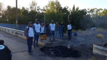 Los municipales de Centenario cortaron el puente con Cinco Saltos contra las quitas en sus salarios. (Gentileza).