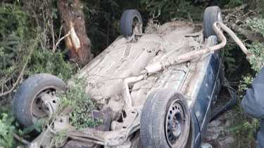 Cuatro jóvenes resultaron heridos tras volcar en la banquina sobre Ruta 40. (Foto: Gentileza)