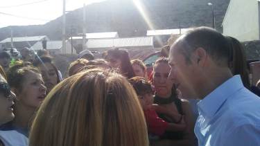 El gobernador dialogó con las familias autoconvocadas durante la entrega de viviendas. (Gentileza Fabián Alderete).-