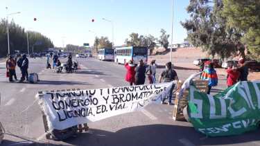 Los trabajadores municipales de Centenario mantienen un paro por tiempo indeterminado. No descartan volver a las rutas. (Foto: Mauro Pérez).-
