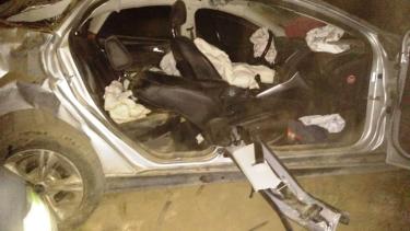 El auto en el que viajaba la pareja volcó en cercanías a Villa Pehuenia. (Gentileza).-