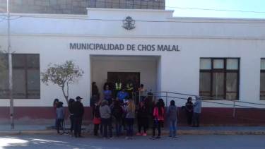 Las mujeres acamparon frente al Municipio y reclamaron ser atendidas por el intendente. (Gentileza).-
