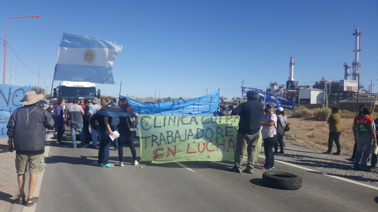 27 trabajadores de la Clínica Cutral Co resolvieron ir hasta la ruta 22, a la salida de Plaza Huincul y bloquear el paso. La protesta se inició por la falta de los salarios adeudados. (Andrea Vázquez).-