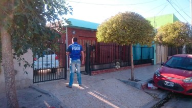 La Policía de Neuquén detuvo a tres personas sospechadas de alquilar departamentos inexistentes en Monte Hermoso. (Foto: Gentileza)