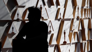 Los trabajadores preparan la gran entrada del el Dolby Theatre.