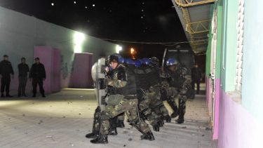 Un grupo especial de la policía tuvo que resguardar el edificio y la integridad física del docente que había sido acusado.