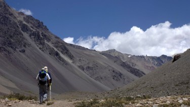 Caminando hacia el lugar donde cayo el avión. En los dos picos salientes a la derecha, impactó el Faichild 227, aquel viernes 13 de Octubre de 1972. El fuselaje cayó por un tobogán hacia abajo, en el “Valle de las Lagrimas”. 