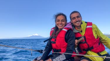 Laura y Mariano en Lago Llanquihue, Puerto Varas, de fondo el volcán Osorno. Esto escribieron: "Un mes de viaje! Hace un mes salíamos de Centenario acompañados de familiares y amigos, cargados de sueños y una mezcla de emociones difícil de describir. Aunque es poco el tiempo, hemos vivido muchas situaciones diferentes a las que estábamos acostumbrados. Algunas muy lindas como conocer a gente nueva, aprender diferentes costumbres, visitar lugares, otras no tanto como que la kombi falle o enojarnos porque es difícil acostumbrarse a los espacios tan pequeños. Si bien no todo es tan fácil como se muestra en las redes, estamos muy contentos con la decisión que hemos tomado y con mucha energía seguiremos rumbo a Ushuaia! Mil gracias por acompañarnos. Fotos: Soltar y viajar. 