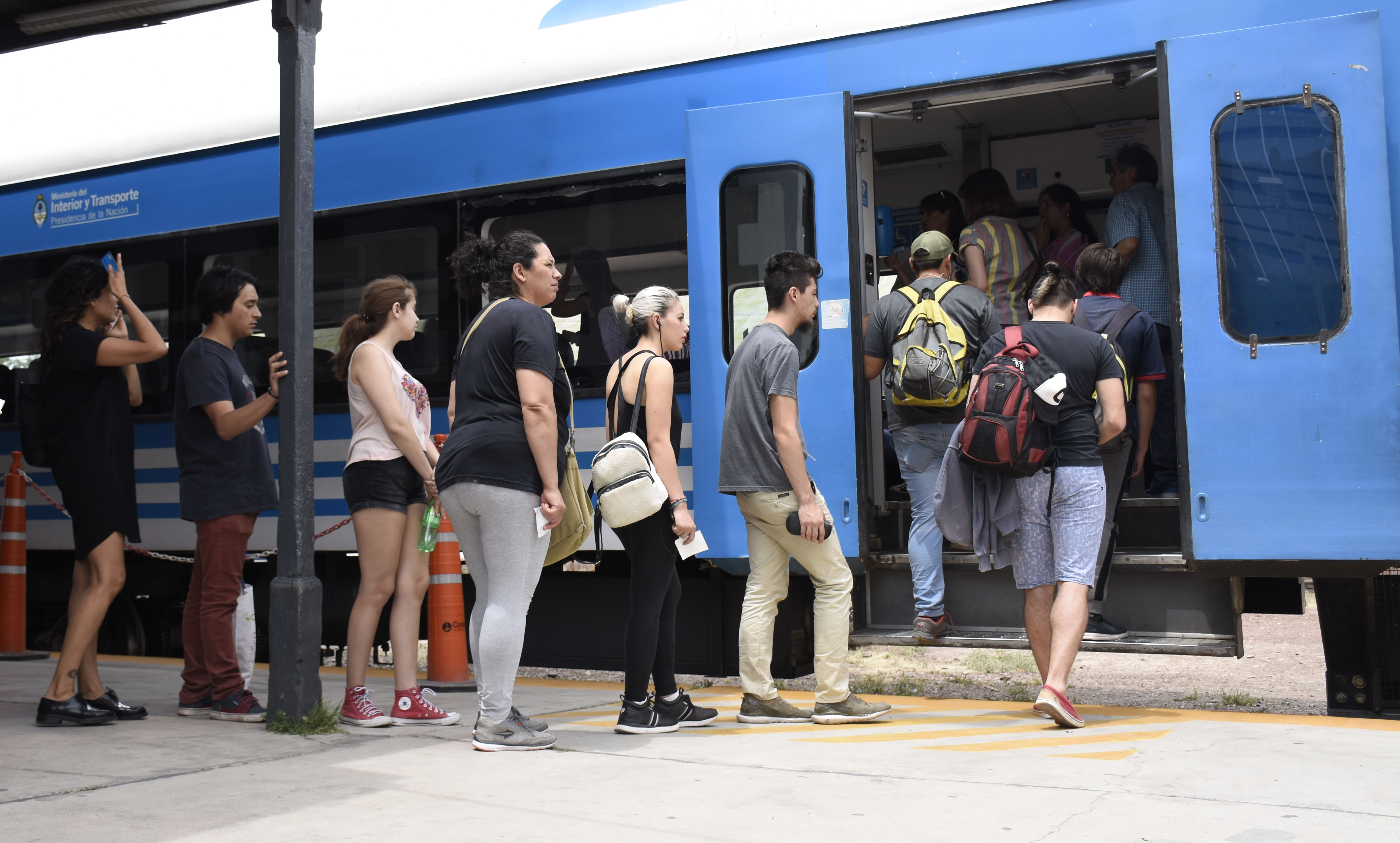 Más pasajeros eligen subirse al tren.  Foto: Archivo Florencia Salto
