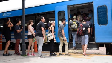Más pasajeros eligen subirse al tren.  Foto: Archivo Florencia Salto