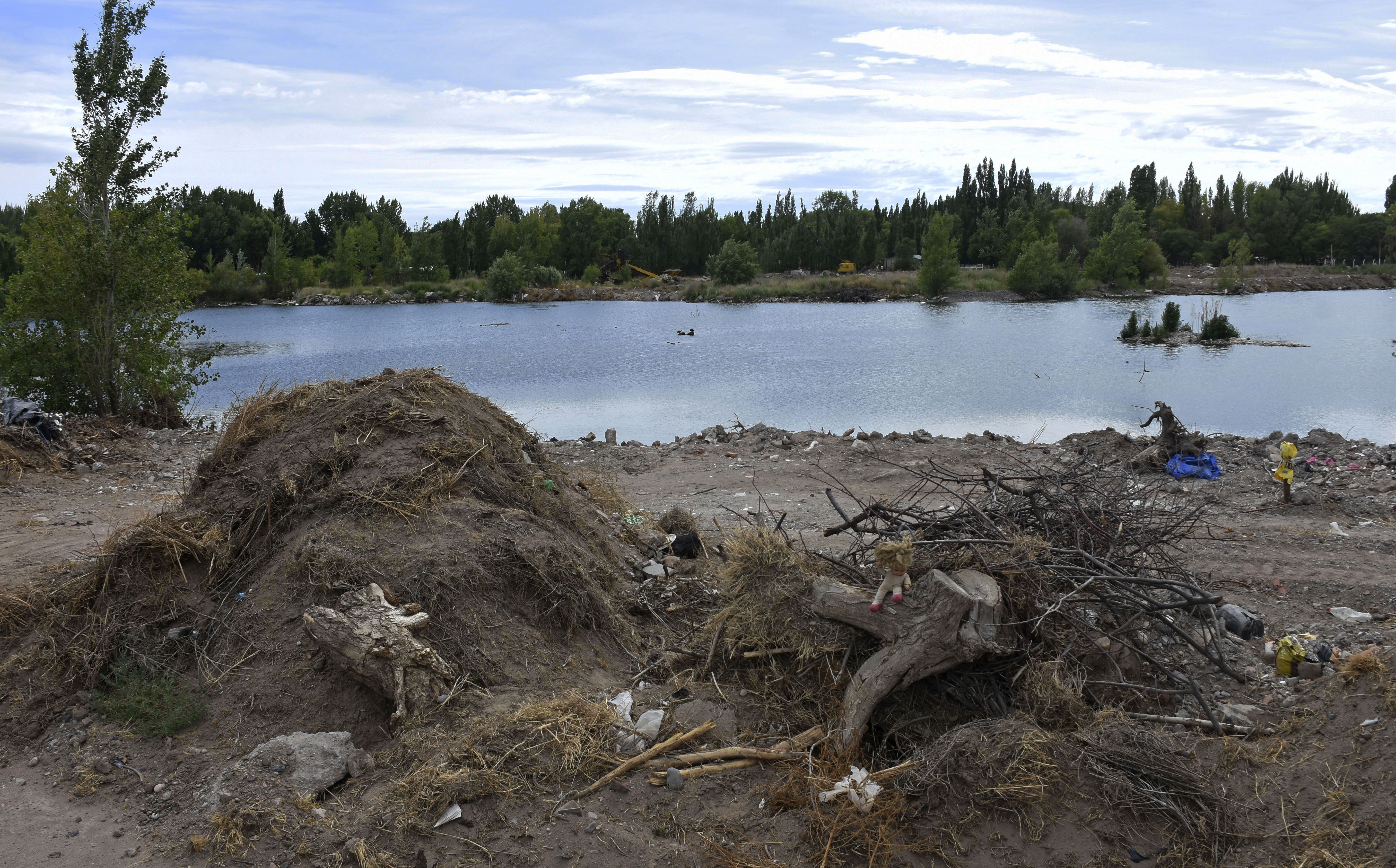 Una vez limpia, en la laguna de Balsa Las Perlas colocaron barreras para que no se pueda tirar basura. Foto Florencia Salto.