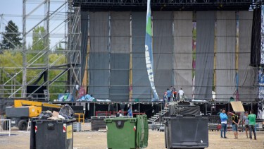 Contenedores negros y verdes para separar la basura en el escenario.   Foto: Florencia Salto