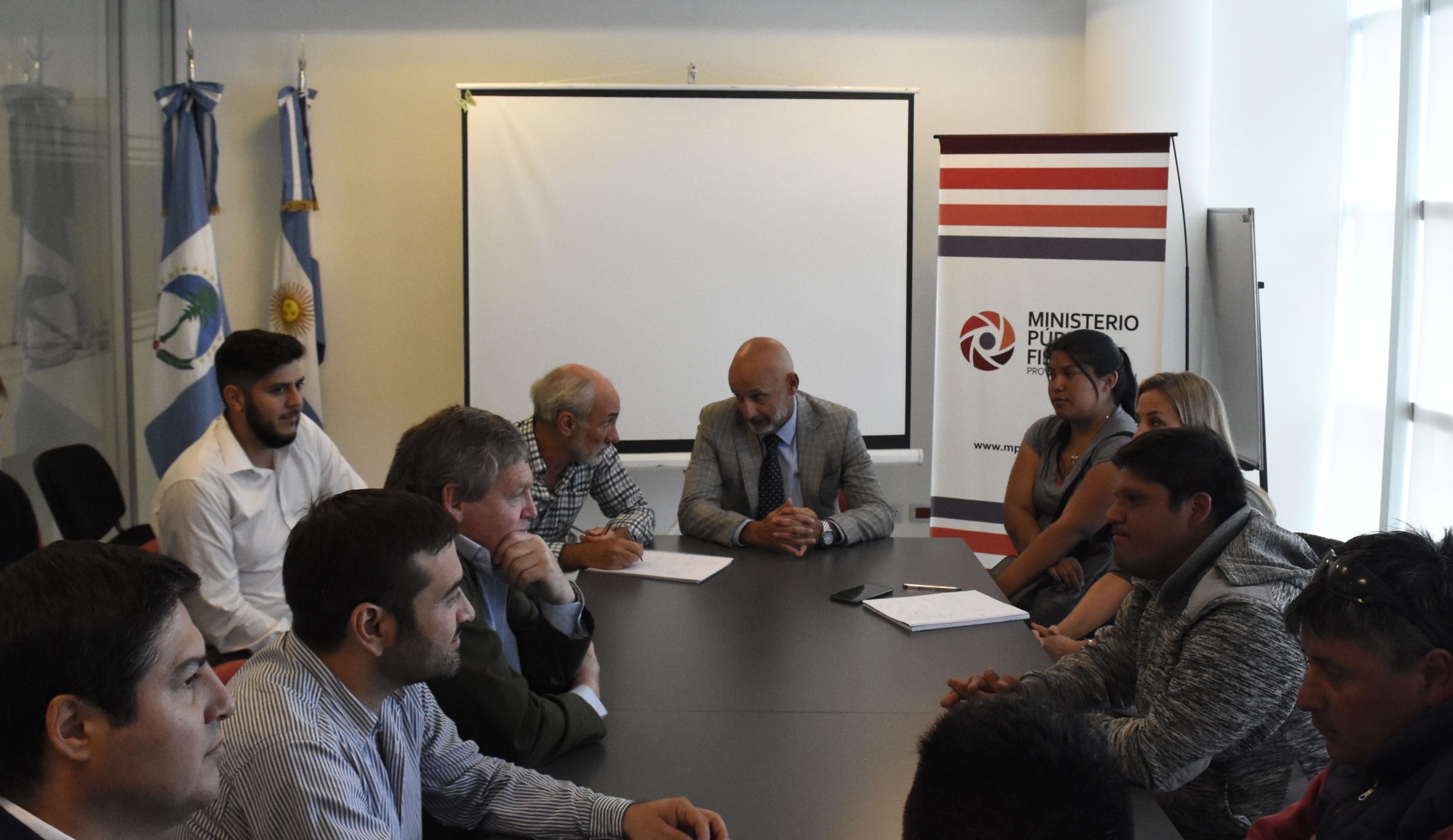 La mesa de diálogo  busca generar una solución a la toma de terrenos en Autovia Norte. Foto: Florenciia Salto. . 
