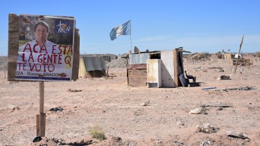 En la toma se ubican carteles para llamar la atención de los gobiernos provincial y municipal. Foto: Florencia Salto
