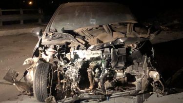 El Peugeot quedó totalmente destrozado pero su conductor salió ileso. (foto: Gentileza)

