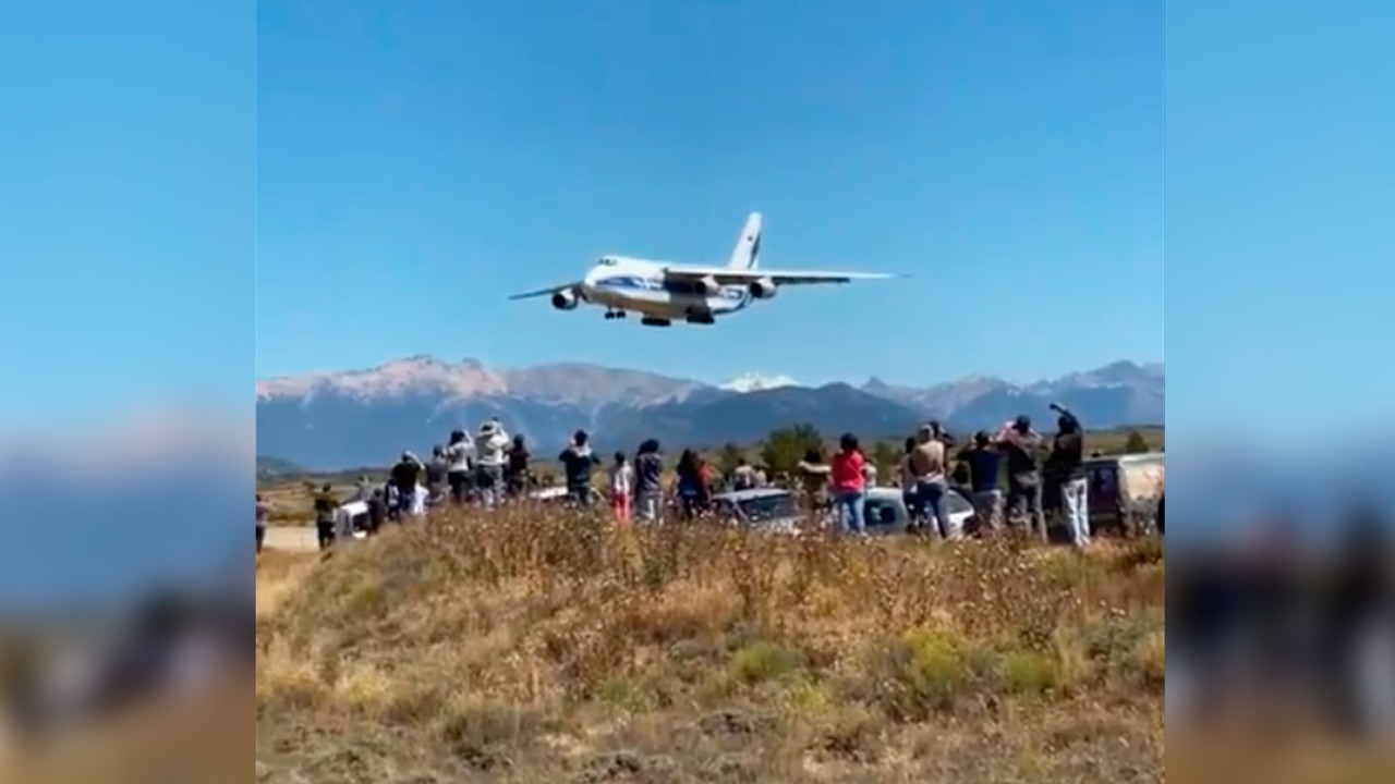 El avión ucraniano llegó ayer a San Carlos de  Bariloche ante la enorme expectativa de los vecinos.