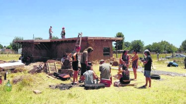 Al llegar la culminación de la casa de Cristian, con el techo “vivo”, fue el momento de tomarse un respiro.  (Foto gentileza)