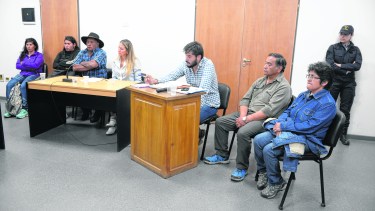 Los imputados a la izquierda. Los Reuque son los denunciantes (derecha). Foto: Alfredo Leiva