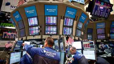 Se desplomaron las acciones argentinas y el dólar saltó a 174 pesos