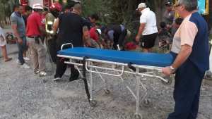 Joven motociclista está grave tras chocar contra un poste y caer al canal en Cipolletti