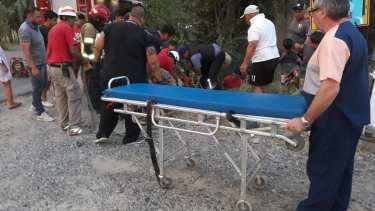 Un joven está grave tras chocar contra un poste y caer al canal. (Foto: Gentileza Miguel Parra)