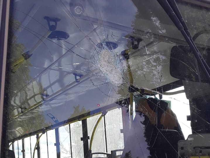 Vidrios de colectivos fueron destrozados  con piedras en un barrio de Bariloche. Gentileza