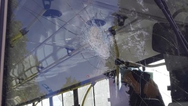 Vidrios de colectivos fueron destrozados  con piedras en un barrio de Bariloche. Gentileza