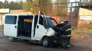 Se incendió una camioneta en Plaza Huincul