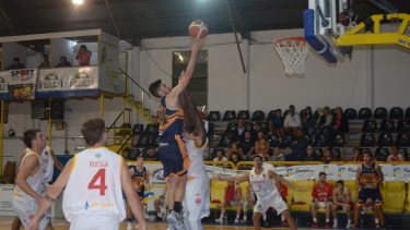 Atenas extendió la racha ante Centro Español