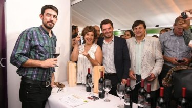 La gobernador recorrió la globa del Crear junto al ministro de Gobierno, Rodrigo Buteler, y luego se fue del predio.