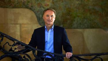 Música y ficción se combinan en la obra con la Dan Brown debutará en la literatura infantil.