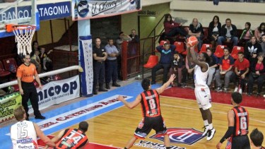 Larsen fue la figura del partido. Anotó 15 de sus 25 puntos en el último cuarto. Foto: gentileza Prensa Depo Viedma.