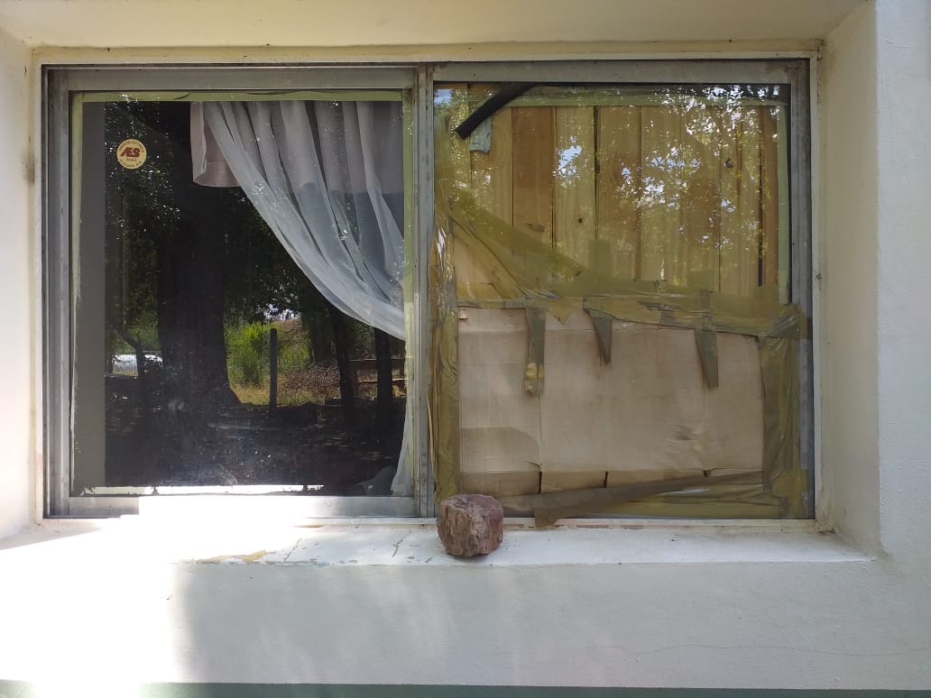Una ventana en la escuela de Corralito, tapada con maderas y cartón. Gentileza