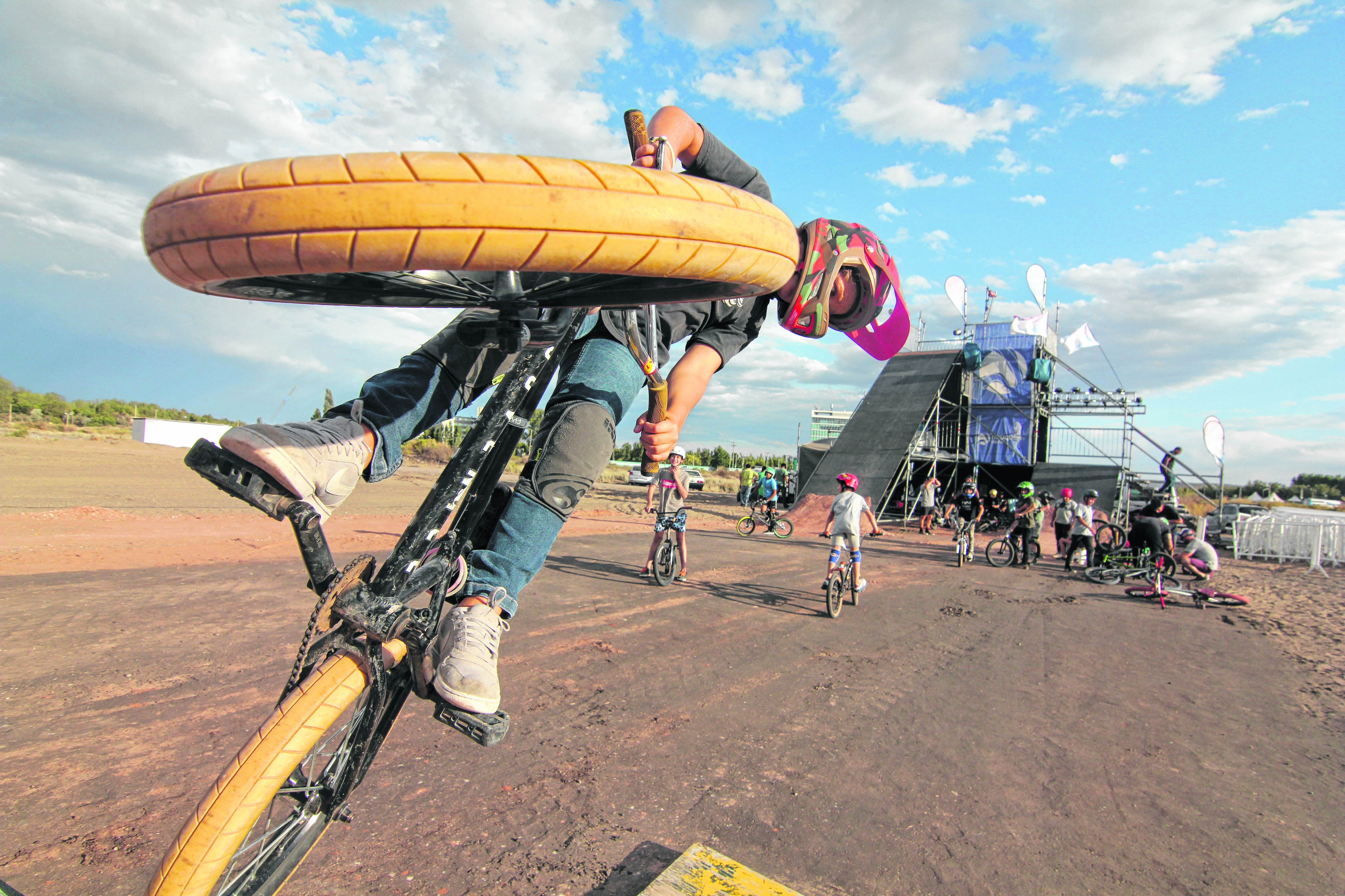 A un costado del escenario habrá rampas para los amantes de las piruetas en bicicletas. (FOTO: Oscar Livera)