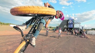 A un costado del escenario habrá rampas para los amantes de las piruetas en bicicletas. (FOTO: Oscar Livera)