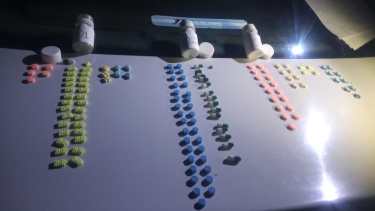 Dos personas resultaron detenidas por tenencia de drogas en Fernández Oro. (Foto gentileza)