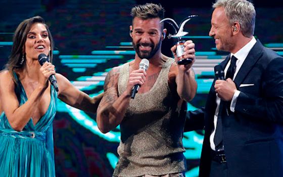 Ricky Martin recibió la Gaviota de Plata y de Oro por su actuación en el Festival de Viña del Mar, en Chile. 