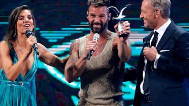 Ricky Martin recibió la Gaviota de Plata y de Oro por su actuación en el Festival de Viña del Mar, en Chile. 