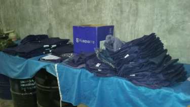 La ropa de trabajo estaba en baúles en un depósito. (Foto gentileza)