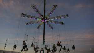 Vuelve Elevé a la Fiesta de la Confluencia 2025: las sillas voladoras con un paseo a más de 50 metros de altura