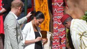 Este es el video viral del Príncipe Harry acomodando el pelo de Meghan