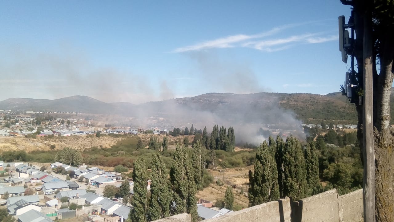 La densa humareda avanzó sobre las viviendas de barrios de la zona este de Bariloche. (Foto Gentileza)