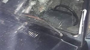 Un funcionario de Allen recibió dos disparos y atacaron con piedras a inspectoras de tránsito