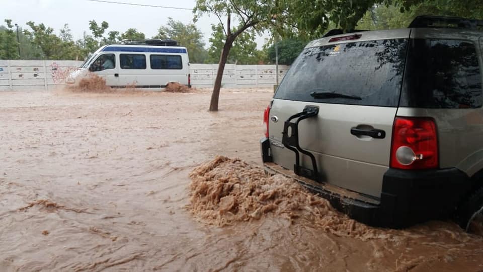 Por las fuertes lluvias muchas calles de RIncón de los Sauces quedaron completamente inundadas. (Foto: Gentileza)