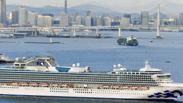 El crucero sigue varado en Japón. El ministerio de Salud continúa con los exámenes médicos,