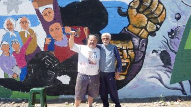 El recuerdo de Juan Carlos (derecha), junto al artista Marcelo "Chelo" Candia, en Allen - Foto: Facebook. 