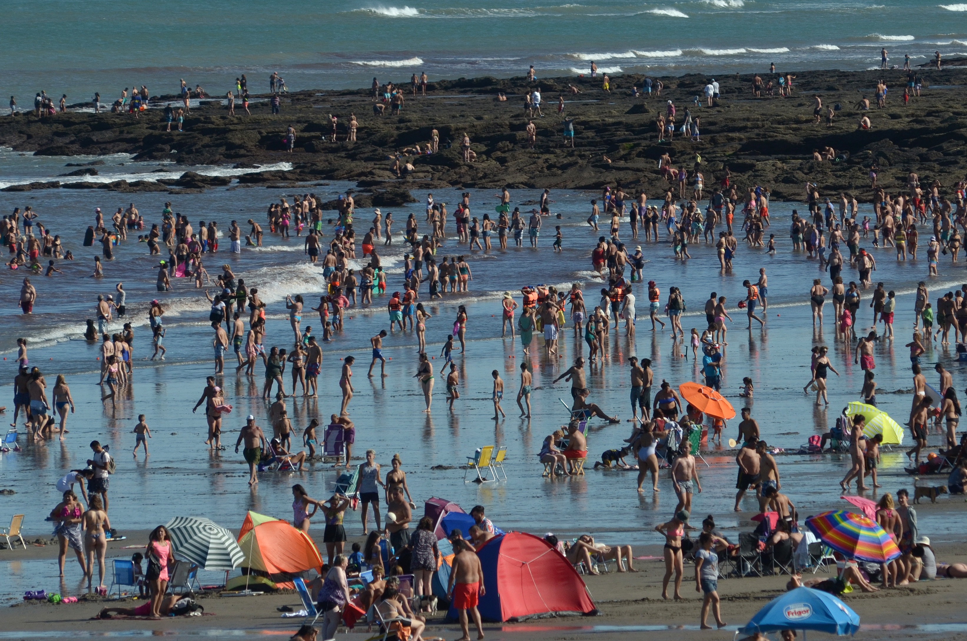 En Las Grutas. Un departamento para 4 personas cercano a la playa saldrá entre $8.000 y $10.000 diarios. Foto: Martín Brunella.