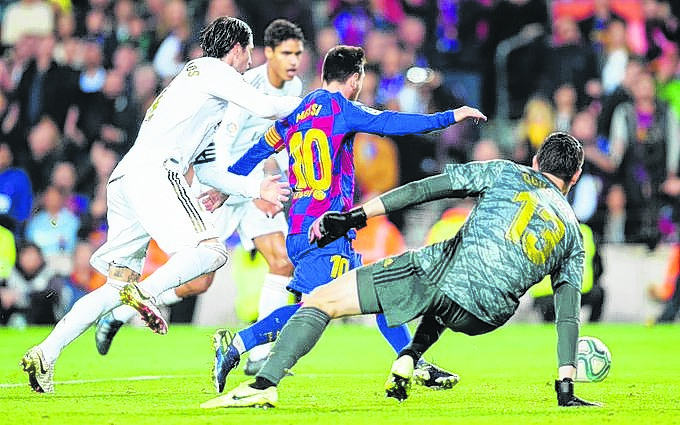 Messi jugó 42 veces el clásico: ganó 19, empató 11 y perdió 12. 